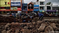 Sejumlah upaya terus dilakukan Pemerintah Provinsi DKI Jakarta untuk mengatasi banjir di Ibu Kota, salah satunya dengan membangun kolam olakan.  