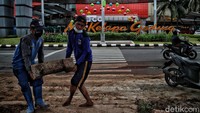 Kolam olakan tersebut dibangun di Jalan Boulevard Raya, tepatnya di kolong lintasan moda transportasi massal Lintas Rel Terpadu (LRT).