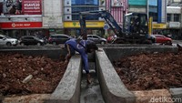 Disamping melakukan upaya lainnya dilakukan seperti normalisasi dan naturalisasi sungai, waduk, dan embung, pembuatan sodetan dan sumur resapan, hingga penyiagaan pompa stasioner dan portabel.
