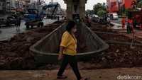Selain membangun kolam olakan, Wakil Gubernur Provinsi DKI Jakarta Ahmad Riza Patria juga mengajak seluruh masyarakat turut berpartisipasi dalam upaya pengendalian banjir ini. Beberapa hal yang dapat dilakukan masyarakat diantaranya disiplin membuang sampah pada tempatnya, memastikan selokan berfungsi normal, hingga membuat sumur resapan apabila lingkungan memungkinkan.