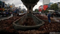Sejumlah petugas Sumber Daya Air mengerjakan proyek kolam olakan di kawasan Kelapa Gading, Jakarta Utara, Kamis (26/2/2021).  