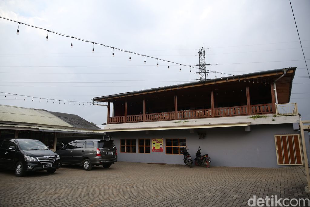 Salah satu tempat menarik untuk belajar tentang kopi adalah Kopi Malabar Indonesia di Desa Margamulya, Kabupaten Bandung. Pengunjung juga bisa menikmati agrowisata di sini.