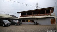 Selain bisa belajar tentang kopi di salah satu tempat syuting ‘Filosofi Kopi’ tersebut, pengunjung juga menikmati agrowisata yang ditawarkan kaki Gunung Malabar.