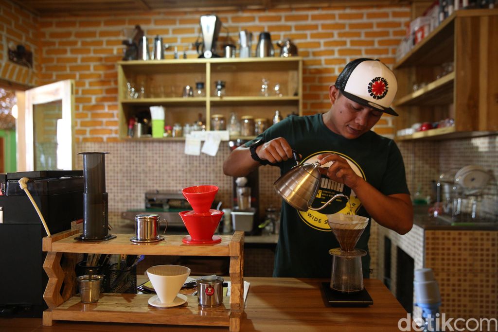 Salah satu tempat menarik untuk belajar tentang kopi adalah Kopi Malabar Indonesia di Desa Margamulya, Kabupaten Bandung. Pengunjung juga bisa menikmati agrowisata di sini.