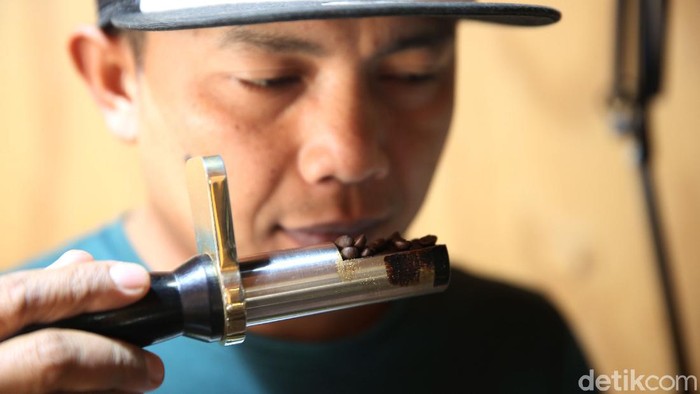Salah satu tempat menarik untuk belajar tentang kopi adalah Kopi Malabar Indonesia di Desa Margamulya, Kabupaten Bandung. Pengunjung juga bisa menikmati agrowisata di sini.