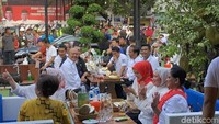 Dipilihnya bisnis kopi, karena suami Kahiyang Ayu tersebut merupakan seorang pencinta kopi. Bahkan ada banyak momennya saat dirinya menikmati kopi. Foto: Instagram @bobbynst
