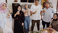 Momen ini menjadi salah satunya. Bobby berpose dengan segelas kopi di gerai Kopi Jolo dalam rangka pembukaan gerai. Foto: Instagram @bobbynst