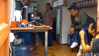 Nah, kalau yang satu ini adalah momen Bobby Nasution kala mengolah biji kopi menjadi minuman nikmat. Foto: Instagram @bobbynst
