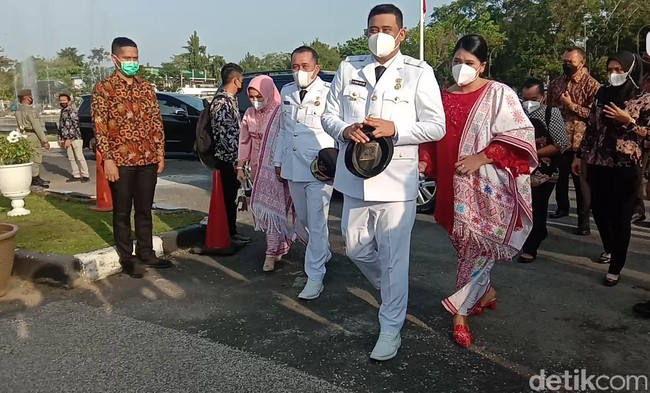 Sebelumnya di acara pelantikan, Kahiyang Ayu menebar pesona dalam balutan kebaya merah-putih yang anggun, dipadu kain ulos sebagai bawahan. Selendang yang juga dari kain ulos pun tampak disampirkan pada bahu menutupi dada. (Foto: Ahmad Arfah Fansuri Lubis/detikcom)