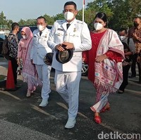 Sebelumnya di acara pelantikan, Kahiyang Ayu menebar pesona dalam balutan kebaya merah-putih yang anggun, dipadu kain ulos sebagai bawahan. Selendang yang juga dari kain ulos pun tampak disampirkan pada bahu menutupi dada. (Foto: Ahmad Arfah Fansuri Lubis/detikcom)