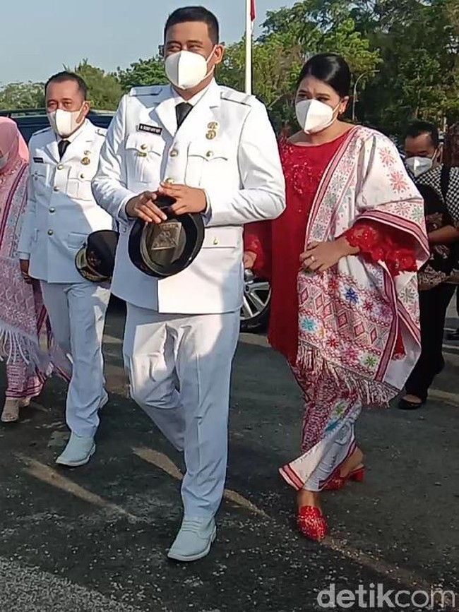 Pada hari yang sama, menantu Presiden Jokowi, Bobby Nasution juga resmi dilantik sebagai Wali Kota Medan. Kebaya merah juga dipilih Kahiyang Ayu untuk mendampingi sang suami. Namun berbeda dengan Selvi, potongan kebaya Kahiyang lebih longgar seperti siluet baju bodo. Foto: Ahmad Arfah Fansuri Lubis/detikcom