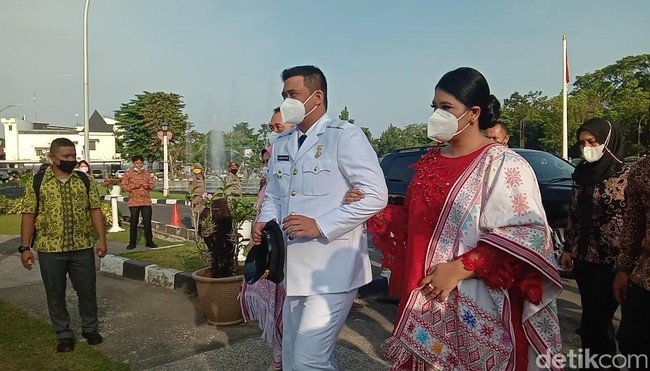 Sementara Kahiyang Ayu memadankan kebayanya dengan kain ulos bercorak warna cerah. Untuk tatanan rambut, ia memilih sanggul modern yang simpel.  Foto: Ahmad Arfah Fansuri Lubis/detikcom