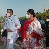 Sementara Kahiyang Ayu memadankan kebayanya dengan kain ulos bercorak warna cerah. Untuk tatanan rambut, ia memilih sanggul modern yang simpel.  Foto: Ahmad Arfah Fansuri Lubis/detikcom