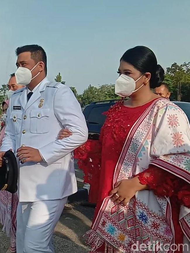 3. Kahiyang AyuBeberapa waktu para istri pejabat baru juga jadi sorotan. Salah satunya adalah anak presiden RI, Kahiyang Ayu. Kahiyang resmi menjadi istri dari Wali Kota Medan beberapa hari lalu. Di pelantikan, istri Bobby Nasution tersebut terlihat cantik mengenakan kain ulos.  Foto: Ahmad Arfah Fansuri Lubis/detikcom