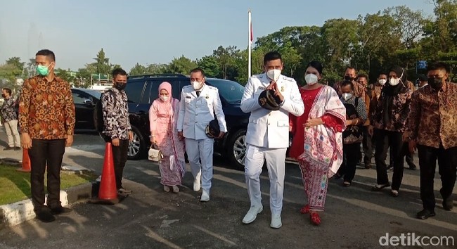 Tak lupa topi berlambang garuda sebagai atribut wajib kepala daerah. Foto: Ahmad Arfah/detikcom