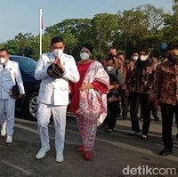 Kahiyang Ayu juga mengenakan mengenakan selop bernuansa merah sebagai pelengkap busana. Tampak pula rambut Kahiyang Ayu disanggul gaya sederhana. (Foto: (Ahmad Arfah/detikcom)