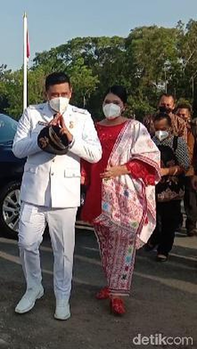 Kahiyang Ayu juga mengenakan mengenakan selop bernuansa merah sebagai pelengkap busana. Tampak pula rambut Kahiyang Ayu disanggul gaya sederhana. (Foto: (Ahmad Arfah/detikcom)