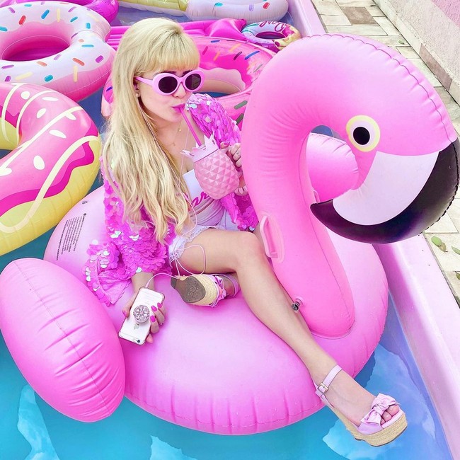 Bruna Barbie pun sering memamerkan gaya hidup Barbie-nya di media sosial. Berkat keunikannya, wanita itu bahkan menjadi salah satu influencer terkenal di Brazil. Bruna punya lebih dari 10 juta pengikut di TikTok, 2,4 juta fans di YouTube, hingga 300 ribuan follower di Instagram. Foto: Instagram @brunabarbieoficial