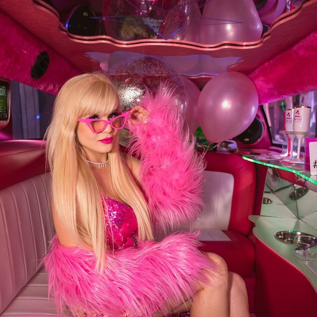 Ia pun suka dikelilingi dengan barang-barang pink hingga ke dalam mobil. Foto: Instagram @brunabarbieoficial