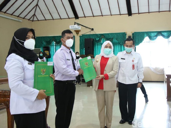 Bupati Bojonegoro Anna Muawanah menyerahkan Surat Keputusan (SK) Pengangkatan Pegawai Pemerintah Perjanjian Kerja (PPPK) formasi 2019 dan Penandatanganan perjanjian kerja di lingkungan Pemkab Bojonegoro di Ruang Angkling Dharma, Jumat (26/2/2021).