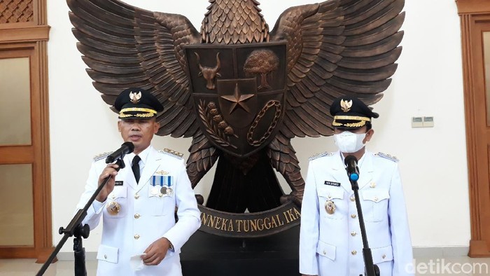 Bupati Gunungkidul Sunaryanta dan Wakilnya Heri Susanto saat dilantik di Kompleks Kantor Gubernur DIY , Jumat (26/2/2021)