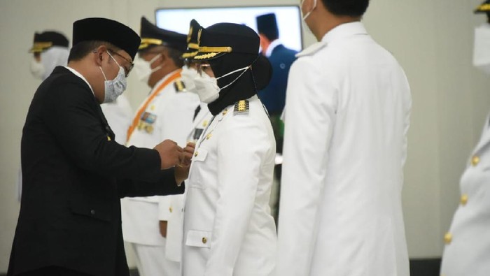 Cellica Nuracahdiana saat dilantik jadi Bupati Karawang oleh Gubernur Jabar Ridwan Kamil.