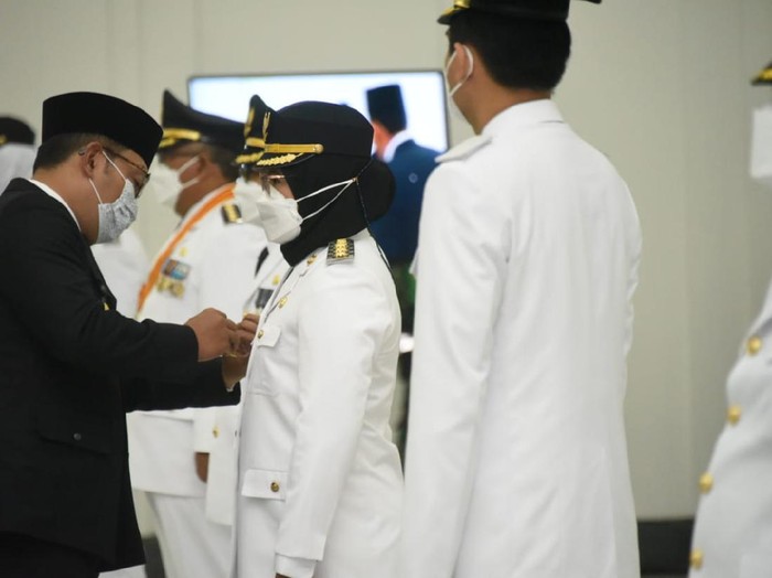 Cellica Nuracahdiana saat dilantik jadi Bupati Karawang oleh Gubernur Jabar Ridwan Kamil.