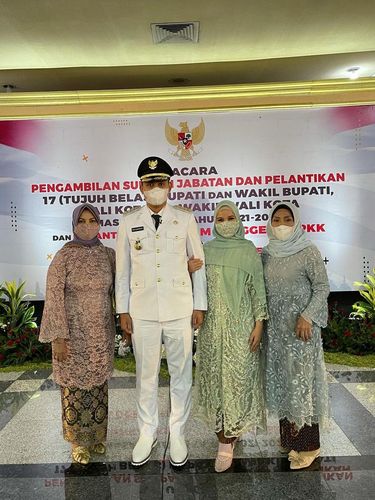 Gaya hijab Chaca Frederica saat menemani suaminya pelantikan