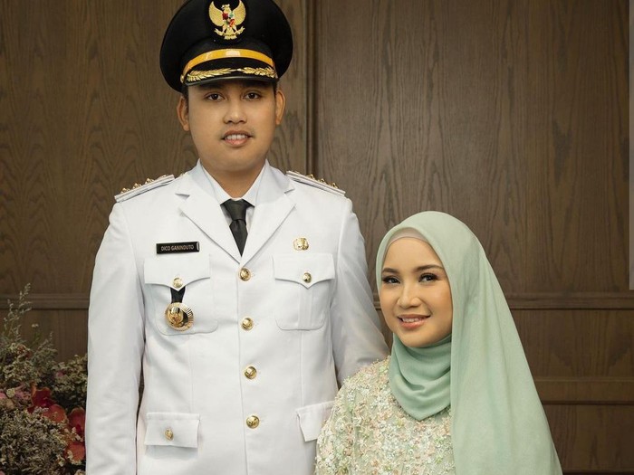 Chaca frederica Gaya hijab Chaca Frederica saat menemani suaminya pelantikan