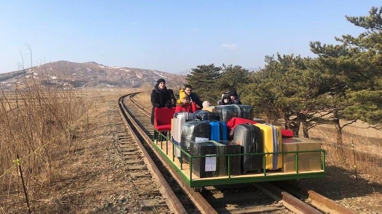 Diplomat Rusia Pulang dari Korea Utara Naik Kereta Troli Diplomat Rusia Pulang dari Korea Utara Naik Kereta Troli