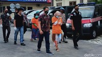 Menurut Edy, setelah kejadian kehilangan emas itu, pelaku dan korban sempat saling komunikasi lewat ponsel. Saat komunikasi itu, ibu korban membantah tuduhan itu.