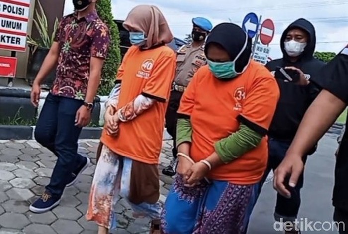 Ditangkap Polisi, Ini Ibu-Anak yang Culik Bocah di Klaten Polisi menangkap ibu-anak pelaku penculikan bocah berusia 9 tahun di Klaten. Keduanya nekat menculik karena kehilangan emas dan menuduh ibu korban pencurinya.
