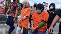 Polisi menangkap ibu dan anak, IR (52) dan RAR (25), pelaku penculikan bocah berusia 9 tahun di Klaten. Ibu dan anak itu nekat menculik karena kehilangan emas dan menuduh ibu korban pencurinya.  