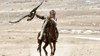 Salah satu keunikan dari suku Kyrgyz ini adalah tradisi memelihara burung elang untuk menemani mereka berburu. Biasanya yang memelihara elang adalah laki-laki, bahkan anak-anak juga sudah akab dengan elang peliharannya.  