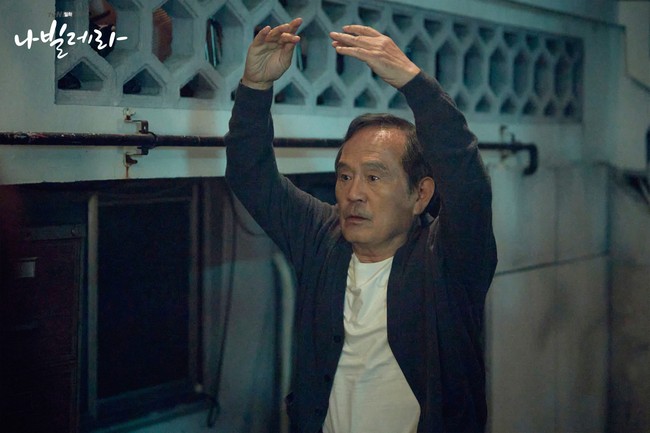 Aktor senior Park In Hwan menjadi lawan main Song Kang dalam drama Korea Navillera. Ia dikisahkan sebagai pensiunan tukang pos yang ingin mewujudkan mimpinya menjadi penari balet di umur 70 tahun. Bikin penonton mewek, ia pun termasuk artis Korea terpopuler bulan ini. Foto: dok. tvN