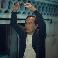 Aktor senior Park In Hwan menjadi lawan main Song Kang dalam drama Korea Navillera. Ia dikisahkan sebagai pensiunan tukang pos yang ingin mewujudkan mimpinya menjadi penari balet di umur 70 tahun. Bikin penonton mewek, ia pun termasuk artis Korea terpopuler bulan ini. Foto: dok. tvN