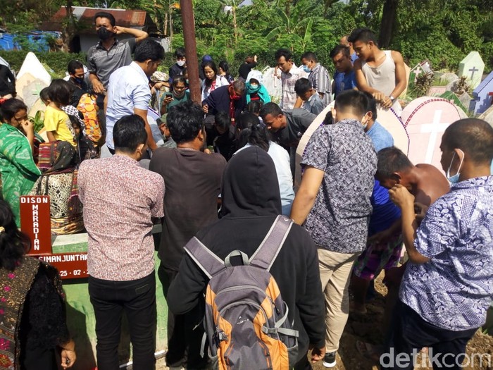 Fery Saut Simanjuntak korban penembakan oleh Bripka CS di Cengkareng, Jakarta Barat (Jakbar) telah dimakamkan di TPU Kristen Tanjung Mulia, Medan (Datuk Haris/detikcom)
