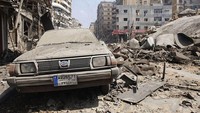 Sebuah mobil milik warga sipil di Israel hancur tertimpa puing bangunan pada 20 Juli 2006 lalu. Vatan Daily/Getty Images