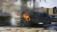 Sebuah Humvee milik tentara Amerika mengalami kerusakan parah hingga terbakar di Baghdad, Irak, pada 22 September 2004. Ahad/Getty Images