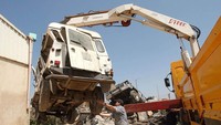 Jeep Land Rover dievakuasi setelah mengalami kerusakan parah imbas konflik antara Palestina dan Israel. Justin Sullivan/Getty Images