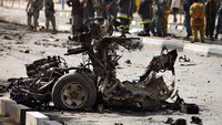 Mobil juga digunakan sebagai media untuk melakukan aksi bunuh diri. Terlihat sebuah mobil hanya menyisakan sedikit spare part akibat ledakan di Kabul, Afghanistan. Paula Bronstein/Getty Images