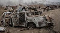 Puluhan bangkai mobil berserakan di kawasan Baghouz, Suriah, setelah pasukan yang didukung Amerika menyerbu pertahanan ISIS. Chris McGrath/Getty Images  