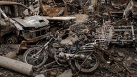 Tumpukkan bangkai mobil juga berserakan di sebuah markas ISIS di Suriah. Chris McGrath/Getty Images