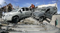 Dua mobil terlihat rusak parah di depan kantor Presiden  Palestina, Mahmoud Abbas setelah dibombardir oleh serangan udara Israel pada 27 Desember 2008. Abid Katib/Getty Images