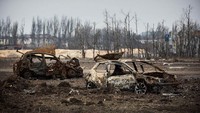Dua mobil warga sipil tampak hancur di dekat bandara Donetsk, Ukraina, imbas perebutan tanah antara tentara Ukraina dengan pemberontak pro-Rusia. Andrew Burton/Getty Images