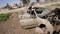 Perang di negara konflik sangat merugikan berbagai pihak, hingga harta benda termasuk mobil hancur. Dalam foto terlihat mobil yang hancur akibat serangan bom bunuh diri di depan kantor polisi di Irak pada 15 Juli 2007 lalu. John Moore/Getty Images