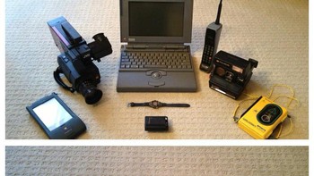 Semua peralatan teknologi di atas, sekarang digabung semua jadi satu. Namanya adalah smartphone. Foto: via Science Alert