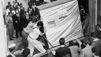 Ini adalah hard drive 5 MB yang dikirimkan oleh IBM. Sekarang hard disk eksternal 1TB seukuran telapak tangan. Foto: via Science Alert