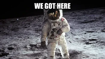 Meme ini benar juga, astronaut dulu di kirim ke Bulan dengan sistem komputer yang jauh lebih sederhana dari sekarang. Foto: via Science Alert