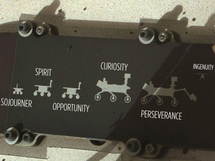 Rover Perseverance membawa foto keluarga ke Mars